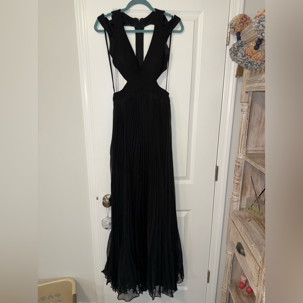 LM BY MIGNON WOMEN’S CUTOUT PLEATED SKIRT GOWN || PERFECT FOR PROM!! (SIZE 4)